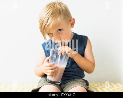 Kleiner Junge (2-3) trinken Milchshake Stockfoto