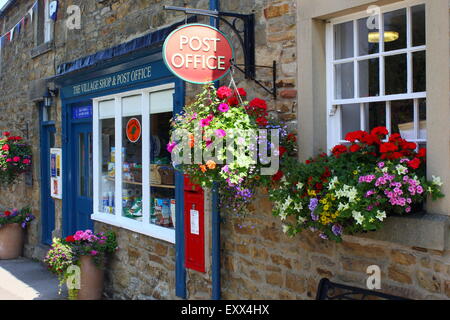 Die & Post im Dorfladen in Pilsley, einem Dorf auf dem Chatsworth Anwesen im Peak District, Derbyshire, England UK Stockfoto