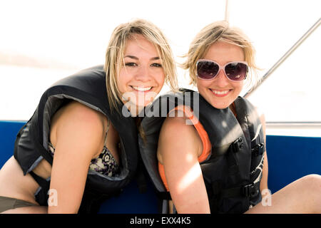 Zwei junge Frauen das Tragen von Schwimmwesten Stockfoto