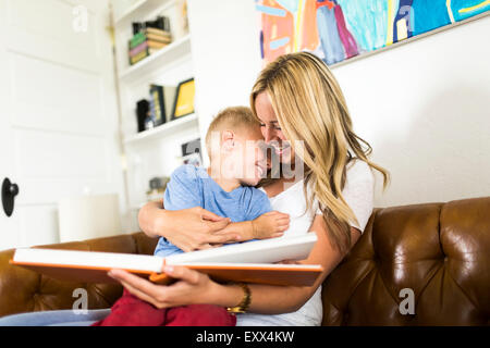 Mutter Lesebuch Sohn (4-5) Stockfoto