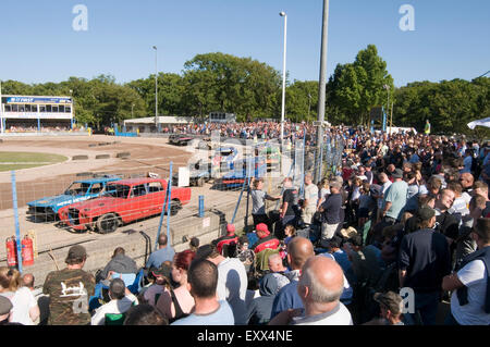 von Zuschauern bei einem Banger Rennen im Arlington Speedway Stadion in der Nähe von Eastborne uk Zuschauer Motorsport Demolition Derby der Stockfoto