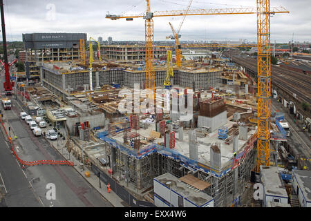 Nine Elms Punkt, eine neue Große kommerzielle Entwicklung im Bau in der Londoner Vauxhall. 650 neue Wohnungen plus Sainsbury's speichern. Stockfoto