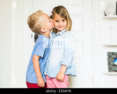 Kleiner Junge (4-5) küssen Schwester (4-5) Stockfoto