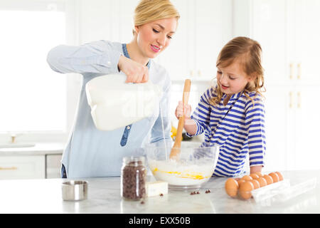 Mutter und Tochter (4-5) Backen Stockfoto