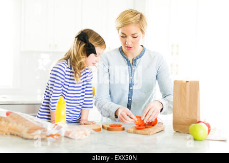 Mutter, Sandwiches für ihre Tochter (4-5) Stockfoto