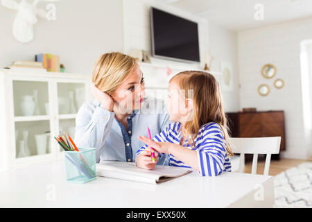 Mädchen (4-5) Zeichnung mit ihrer Mutter Stockfoto