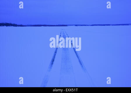 Schneemobil-Tracks auf zugefrorenen See Stockfoto