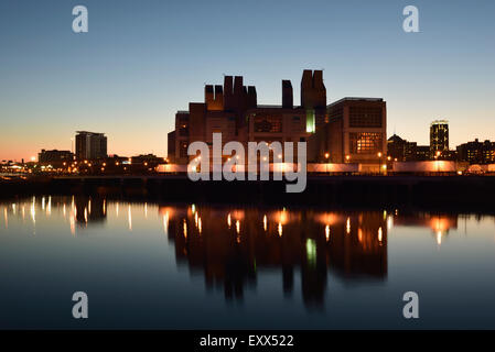 Expressway Tunnelbau Ventilation System in der Abenddämmerung Stockfoto