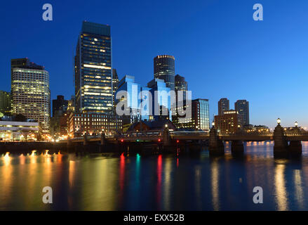Wasser und Brücke im Morgengrauen Stockfoto