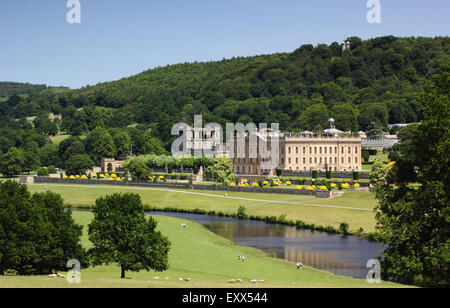 Der Fluss Derwent fließt vorbei an Chatsworth House im Peak District, Derbyshire England UK Stockfoto