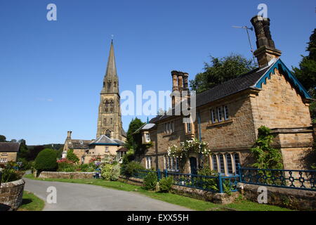 Der Turm der st.-Petri Kirche ragen Edensor Solarzell auf dem Chatsworth Anwesen, Derbyshire England UK Stockfoto