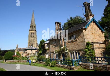 Der Turm der st.-Petri Kirche ragen Edensor Solarzell auf dem Chatsworth Anwesen, Derbyshire England UK Stockfoto