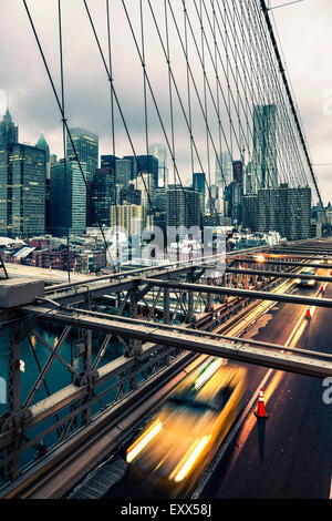 Taxi Taxi der Brooklyn Brücke in New York, Manhattan Skyline im Hintergrund Stockfoto