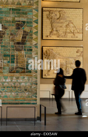 Louvre-Museum, persische Abschnitt Darstellung von einem Bogenschützen auf Fries von Palast von Darius 1., Paris, Frankreich Stockfoto