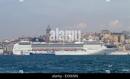 ISTANBUL, Türkei - 26. April 2015: MSC Opera Kreuzfahrtschiff im Hafen von Istanbul. Schiff hat 2.055 Passagierkapazität mit 58.058 Brutto t Stockfoto