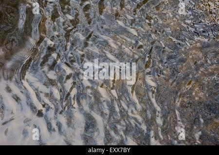 Wasseroberfläche von oben fotografiert. Wildfluss Oberfläche mit Wellen. Natur-Abstraktion Stockfoto