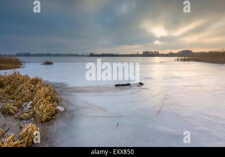 Zugefrorenen See bei Sonnenaufgang Landschaft. Wunderschöne Landschaft Winter See in Masuren. Stockfoto