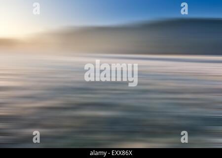 Verschwommen, defokussierten Feld Landschaft als Hintergrund nützlich. Fokus-Landschaft. Stockfoto