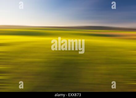 Verschwommen, defokussierten Feld Landschaft als Hintergrund nützlich. Fokus-Landschaft. Stockfoto