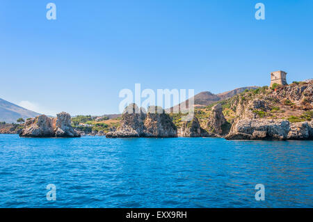 Bucht mit azurblauem Wasser und Faraglioni in Nationalpark Zingaro, Sizilien, Italien Stockfoto