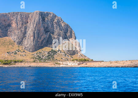 Berg, alten Tonnara und blaue Mittelmeer im Zingaro Natural Reserve, Italien Stockfoto