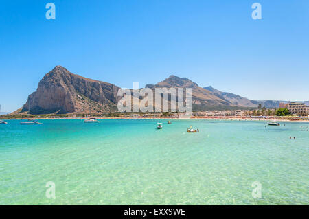 SAN VITO LO CAPO, Italien - 24. August 2014: Touristen und Einheimische genießen Blau des Mittelmeeres in San Vito Lo Capo, Italien. Stockfoto