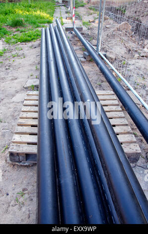 neue industrielle Kunststoff Heizungsrohre tube Stack in der Nähe von Graben in Stadt Stockfoto