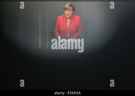 Berlin. 17. Juli 2015. Bundeskanzlerin Angela Merkel spricht eine Sondersitzung des deutschen Unterhaus des Bundestages in Berlin, Deutschland am 17. Juli 2015. Bundeskanzlerin Angela Merkel fordert der Deutsche Bundestag erteilen den Auftrag, ihre Regierung zu Verhandlungen über einen dritten Rettungsprogramm für Griechenland am Freitag, Warnung, dass Chaos ohne Aufwand verursacht würde. Bildnachweis: Zhang Fan/Xinhua/Alamy Live-Nachrichten Stockfoto