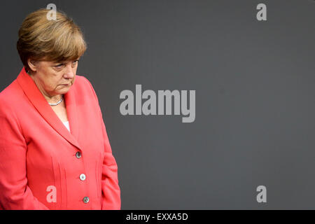 Berlin. 17. Juli 2015. Bundeskanzlerin Angela Merkel besucht eine Sondersitzung des deutschen Unterhaus des Bundestages in Berlin, Deutschland am 17. Juli 2015. Bundeskanzlerin Angela Merkel fordert der Deutsche Bundestag erteilen den Auftrag, ihre Regierung zu Verhandlungen über einen dritten Rettungsprogramm für Griechenland am Freitag, Warnung, dass Chaos ohne Aufwand verursacht würde. Bildnachweis: Zhang Fan/Xinhua/Alamy Live-Nachrichten Stockfoto