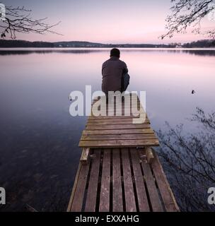 Kleinen Pier auf See mit Mann Silhouette. Masuren. Stockfoto