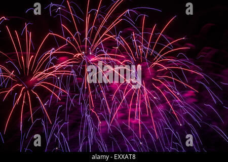 Abstrakt und schöne Muster von Licht erstellt durch Platzen Feuerwerk am Nachthimmel, Cincinnati, Ohio, USA Stockfoto