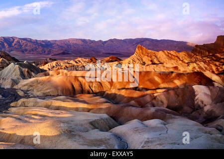Die bunten Bergrücken des Zabriskie Point bei Sonnenaufgang, Death Valley Nationalpark, Kalifornien, USA Stockfoto