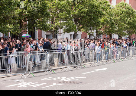 London, UK. 17. Juli 2015. Fans, von die viele angezogen haben, versammeln sich vor Olympia in Kensington für den Eröffnungstag der London Film & Comic Con, eine Konvention für Liebhaber von Film, Fernsehen und Comics. Viele Teilnehmer haben die Möglichkeit, ihre auf Bildschirm-Helden während der dreitägigen Veranstaltung durch live-Auftritte von Hollywood Filmstars zu treffen. Bildnachweis: Stephen Chung/Alamy Live-Nachrichten Stockfoto