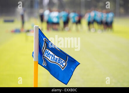 Berlin, Deutschland. 17. Juli 2015. Die Flagge der deutschen Fußball-Bundesliga-Fußball-Club Hertha fliegt während einer Trainingseinheit in Berlin, Deutschland, 17. Juli 2015. Foto: SOEREN STACHE/Dpa/Alamy Live News Stockfoto