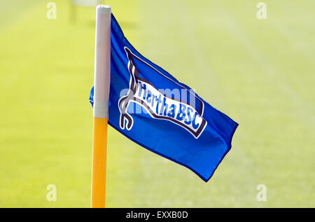 Berlin, Deutschland. 17. Juli 2015. Die Flagge der deutschen Fußball-Bundesliga-Fußball-Club Hertha fliegt während einer Trainingseinheit in Berlin, Deutschland, 17. Juli 2015. Foto: SOEREN STACHE/Dpa/Alamy Live News Stockfoto