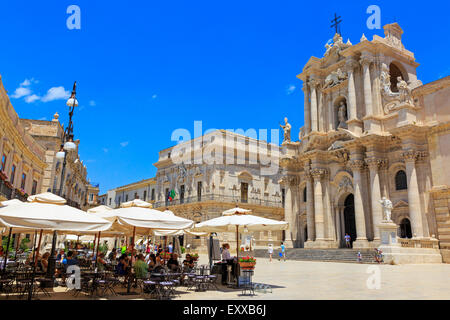 Piazzo del Duomo, Ortygia, Syrakus, Sizilien mit der barocken Fassade der Kirche Santa Lucia Alla Badia Stockfoto