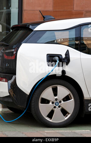 Ein Elektroauto aufladen auf einer Stadtstraße, UK Stockfoto