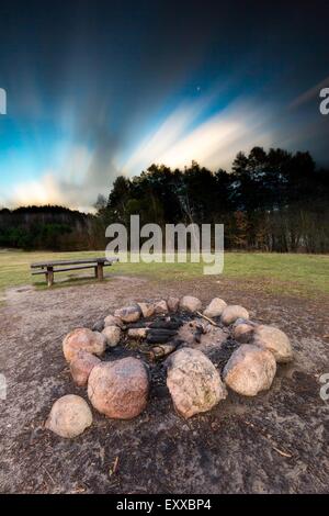 Landschaft mit Lagerfeuerplatz. Langzeitbelichtung Foto. Stockfoto