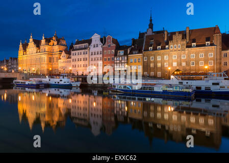 Danzig - Altstadt oder Stare Miasto in Danzig, Polen, Europa am Ufer des Fluss Mottlau in der Nacht Stockfoto