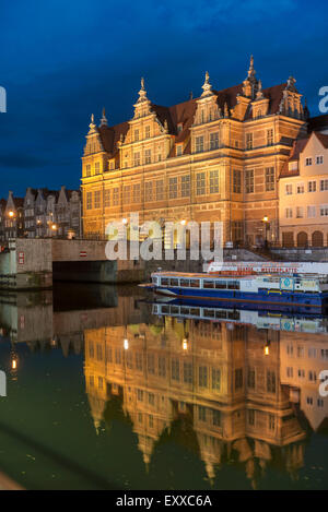 Gdansk, Polen, Europa - Altstadt und Fluss Mottlau bei Nacht Stockfoto