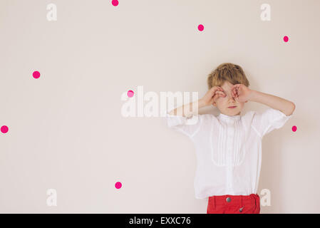 Kleiner Junge mit seinen Händen und Augen bedecken Porträt Stockfoto