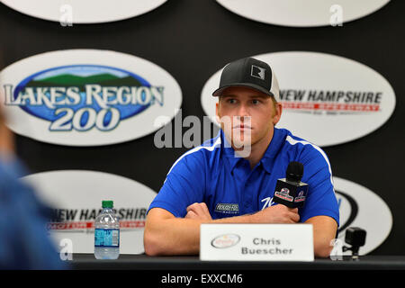 Loudon, NH, USA. 17. Juli 2015. Loudon, NH - 17. Juli 2015: Chris Buescher (60) gibt ein Interview nimmt für die Seen-Region-200 auf dem New Hampshire Motor Speedway in Loudon, NH. Bildnachweis: Csm/Alamy Live-Nachrichten Stockfoto