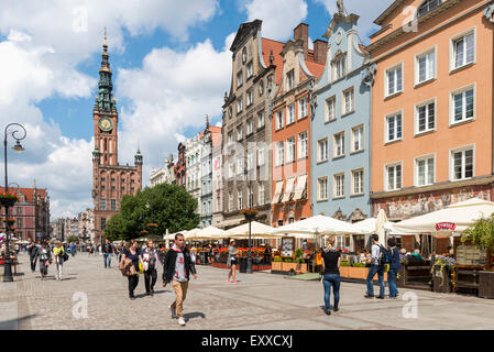 Alte Gebäude und Restaurants auf der Long Street oder langen Markt (Ulica Dluga) und dem Main-Rathaus in Danzig, Polen, Europa Stockfoto