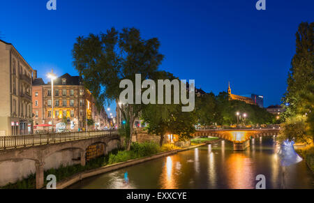 Straßburg mit dem Fluss Ill, Frankreich - in der Nacht Stockfoto