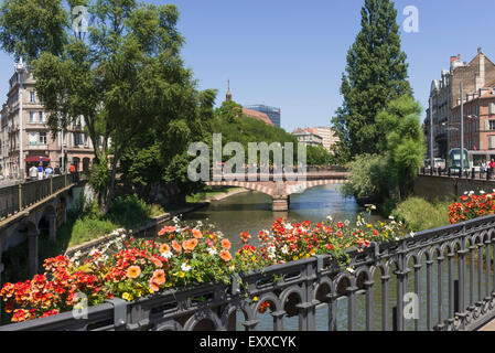 Straßburg, Frankreich, Europa - Fluss Ill in der Altstadt im Sommer Stockfoto