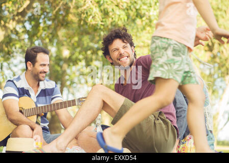 Mann beim Picknick beobachten Kinder spielen Stockfoto