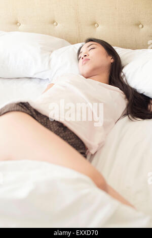 Frau alleine schlafen Stockfoto