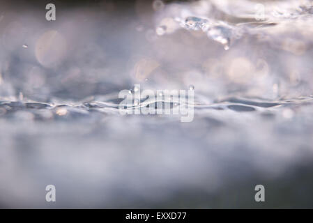 Tropfen auf der Wasseroberfläche spritzt in Nahaufnahme Stockfoto