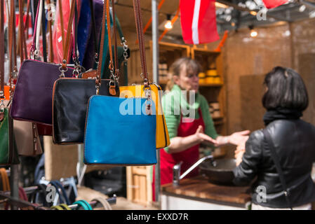 Handtaschen in einem Stall in Old Spitalfields Market, Tower Hamlets, London, England, UK Stockfoto