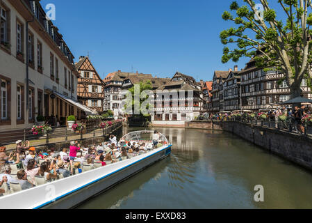 Tourenboot mit Touristen in La Petite France, alte Stadt, Straßburg, Frankreich, Europa Stockfoto